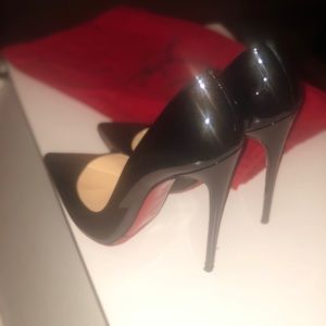 red bottom Louboutin shoe